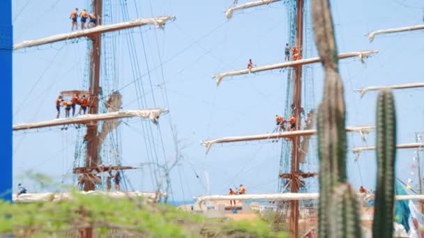 当船只停泊在库拉索港时 在桅杆 帆和帆索上工作的船员 — 图库视频影像