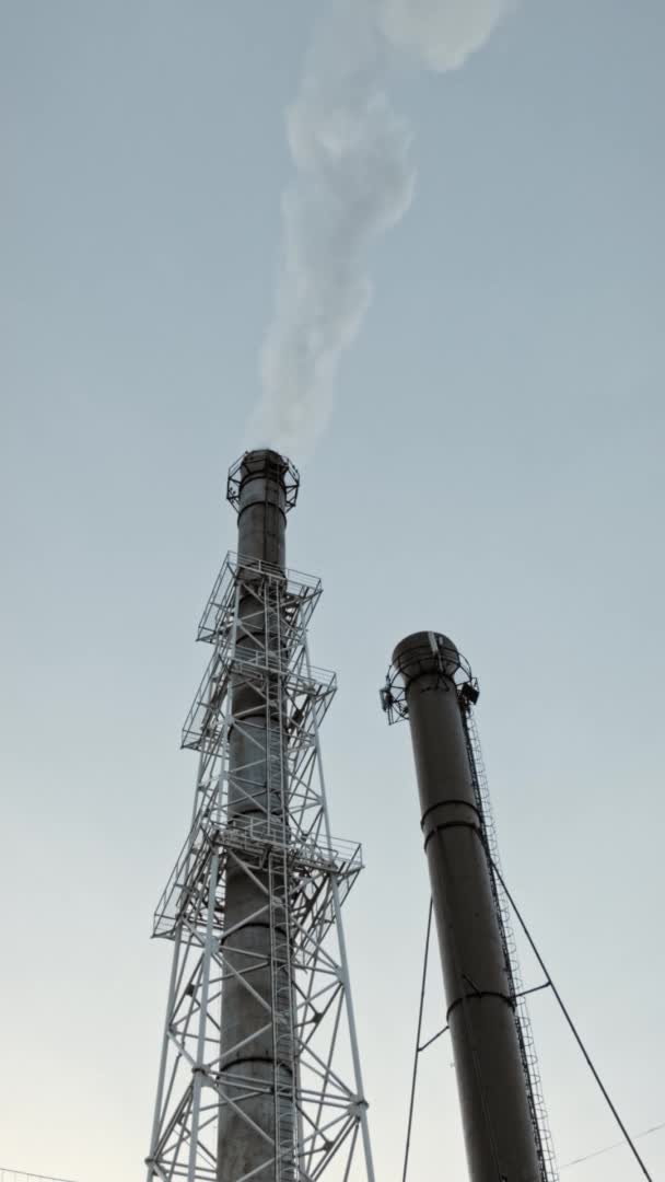 Przemysłowa Rura Fabryczna Nad Błękitnym Niebem Mnóstwem Dymu Ziemi — Wideo stockowe