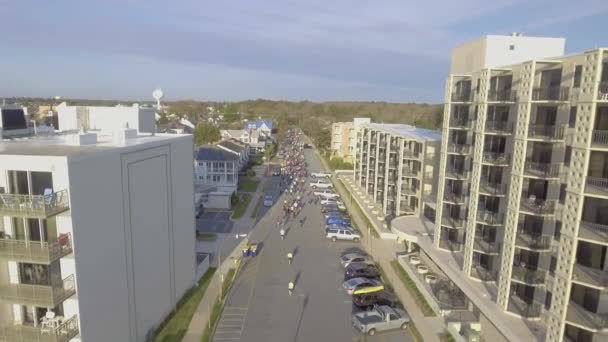 Drone Tiro Sobe Atrás Corredores Como Eles Correm Estrada Abaixo — Vídeo de Stock