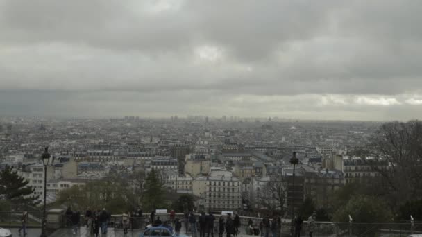 Panorama Zachmurzonego Paryża Punktu Widzenia Montmartre Turystą — Wideo stockowe