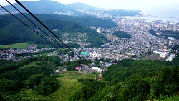 北海道小樽の天狗山から降りてくるケーブルカーのワイドショット — ストック動画