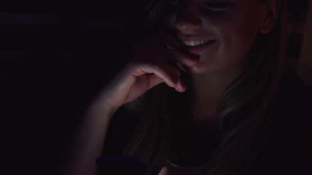 Aufgeregte Junge Schöne Mädchen Flirtet Auf Ihrem Handy Mit Dating — Stockvideo