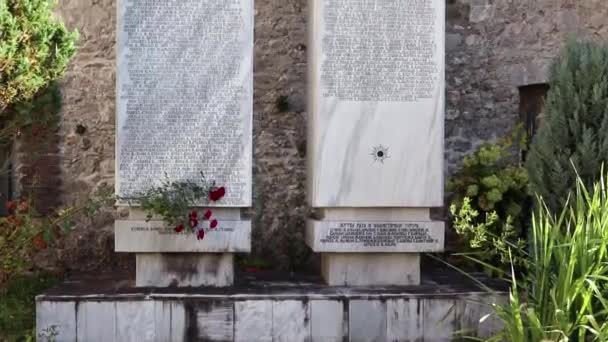 Обзор Двух Мемориальных Камней Черногорском Монастыре Посвященных Жертвам Фашизма Нацизма — стоковое видео