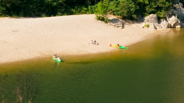 Mensen Met Kajaks Die Een Pauze Nemen Aan Een Strand — Stockvideo