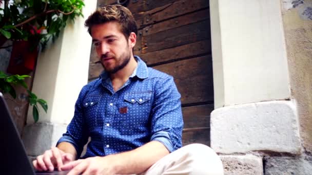 Mladý Muž Volné Noze Pracující Notebookem Telefonem Outdoor Římě Itálie — Stock video