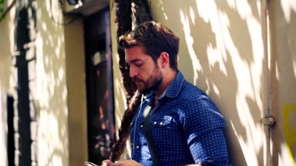 意大利罗马 年轻英俊的男人在街上用手机听音乐 25P — 图库视频影像