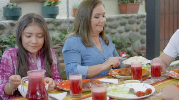 Latijns Amerikaanse Familie Eten Traditionele Maaltijd Samen — Stockvideo