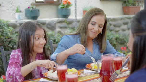 Hispanic Familj Äter Traditionell Mat Tillsammans — Stockvideo