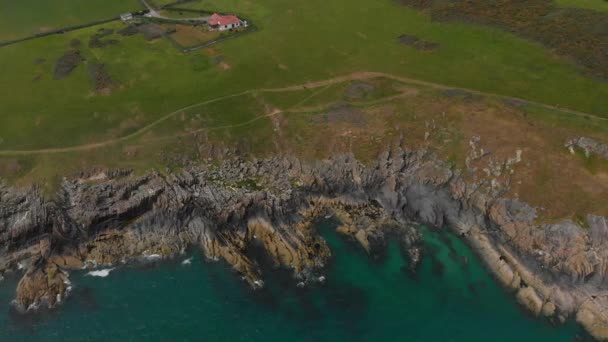 Mit Drohne Über Blaues Klares Wasser Irland Fliegen — Stockvideo