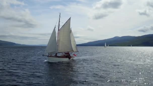 Prachtig Rond Boeg Luchtfoto Van Een Jaren Dertig Gaff Ketch — Stockvideo