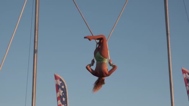 Women Acrobatic High Swing — Stock Video