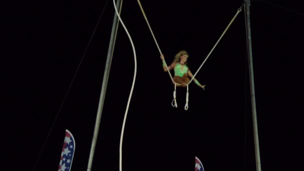 Joven Chica Acróbata Alto Swing — Vídeos de Stock