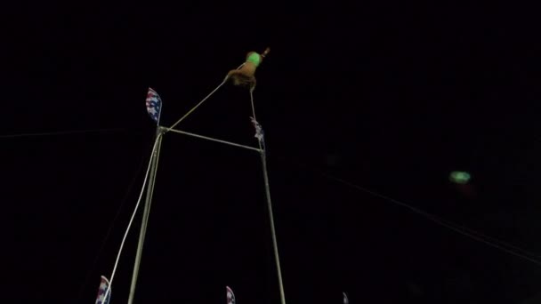 Junges Mädchen Ist Akrobatin Auf Hoher Schaukel — Stockvideo
