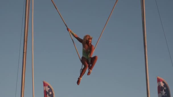 Femmes Acrobatique Sur Swing Élevé — Video