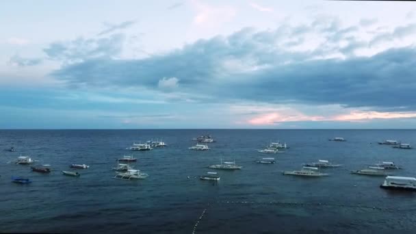 Segelbåtar Och Yachts Spridda Över Alona Beach Panglao Island Bohol — Stockvideo