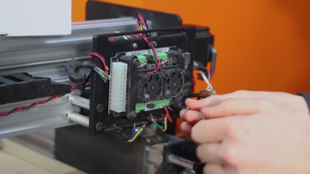 机械设备电气元件的技师干扰 — 图库视频影像
