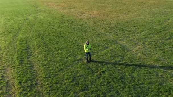 Drone Aereo Girato Intorno Uomo Piedi Sul Campo — Video Stock