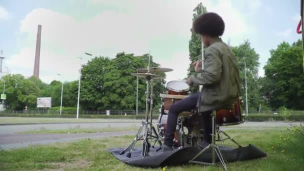 Junge Begeisterte Musiker Spielten Vereinzelt Draußen Schlagzeug Vielleicht Ist Ein — Stockvideo