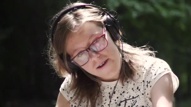 Νεαρή Γυναίκα Μουσικός Παίζει Ντραμς — Αρχείο Βίντεο