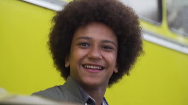 Feliz Joven Afro Adolescente Tocando Batería Con Entusiasmo — Vídeos de Stock