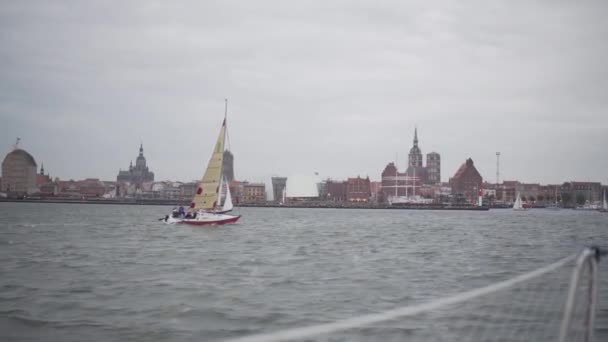 Zeilschepen Een Race Een Bewolkte Winderige Dag Golven Oceaan Kust — Stockvideo