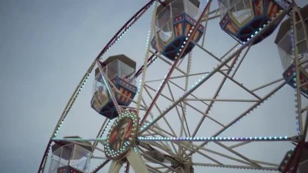 Roda Gigante Numa Feira Diversões Filmada Partir Fundo Edifícios Vermelhos — Vídeo de Stock