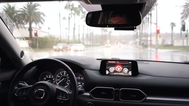 Auto Met Chauffeur Rijdt Een Regenachtige Dag Het Regent Straat — Stockvideo