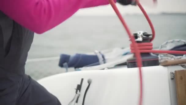 Kvinna Med Grå Handskar Drar Ett Rött Rep Ett Vitt — Stockvideo