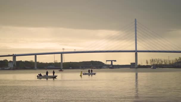 Menschen Booten Fischen Bei Sonnenaufgang Auf Stillem Wasser Vor Einer — Stockvideo