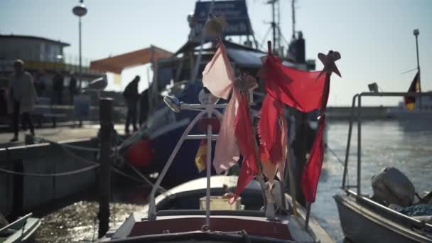 Havenscene Met Een Vissersboot Voorgrond Zijn Rode Vlaggen Boot Een — Stockvideo