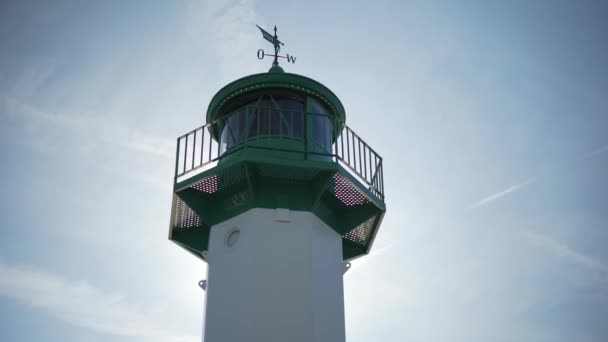 Faro Verde Filmado Contra Sol Con Cielo Azul Algunas Nubes — Vídeos de Stock