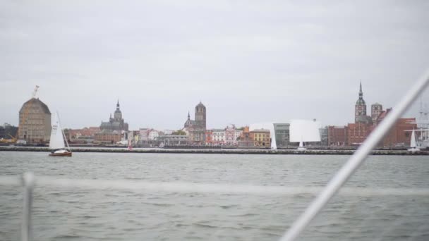 Zeilschepen Een Race Een Bewolkte Winderige Dag Golven Oceaan Kust — Stockvideo