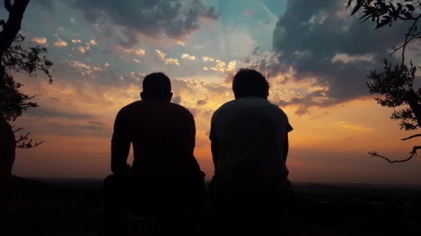 Przyjaciele Siedzący Klifie Oglądający Zachód Słońca Ton Jest Spokojny Relaksujący — Wideo stockowe