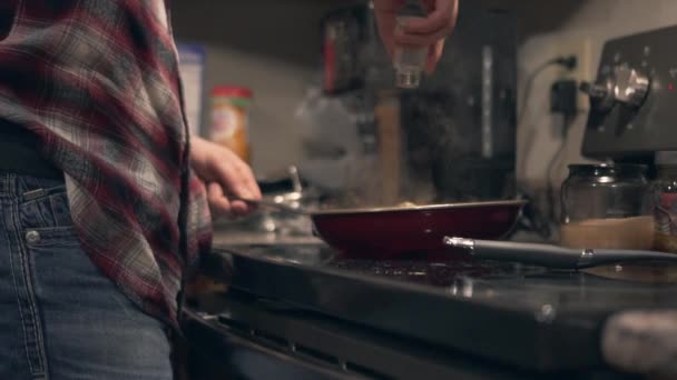 Der Mensch Salzt Essen Zeitlupe Langsames Zoomen — Stockvideo