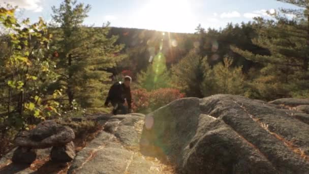 Wanderer Klettern Über Einen Glatten Felsweg Acadia Nationalpark Sonneneruption Vorbeigehen — Stockvideo