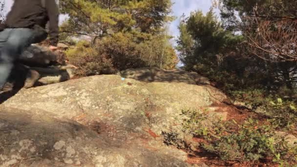 Πεζοπόρος Κατεβαίνει Πάνω Από Ένα Ομαλό Μονοπάτι Βράχου Στο Εθνικό — Αρχείο Βίντεο