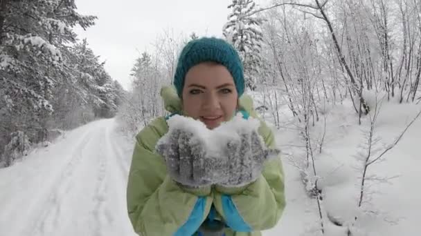 Γυναίκα Που Φυσάει Χιόνι Από Χέρια Της Ενώ Στέκεται Στο — Αρχείο Βίντεο