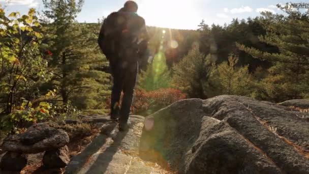 Acadia Ulusal Parkı Nda Düz Bir Kaya Patikasının Üzerinden Inen — Stok video