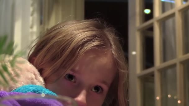 Молодая Девушка Выглядящая Усталой Обеспокоенной Ищет Утешения Своего Плюшевого Медведя — стоковое видео