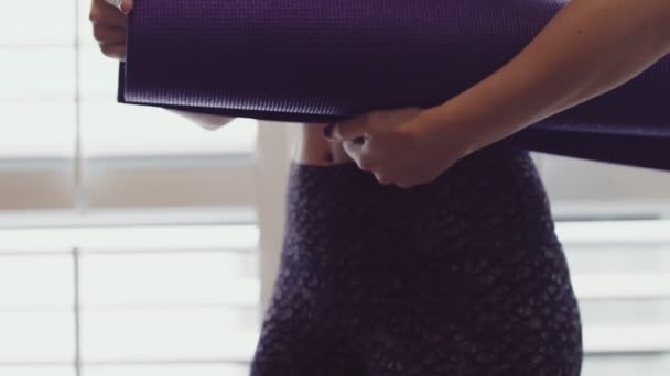 Vrouw Een Sport Beha Zet Haar Yoga Mat Onder Haar — Stockvideo