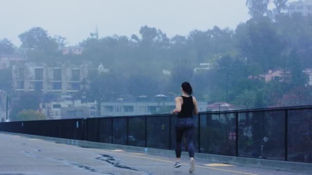 Morena Atleta Mulher Foge Chuva Longo Uma Cerca Escura Caminho — Vídeo de Stock