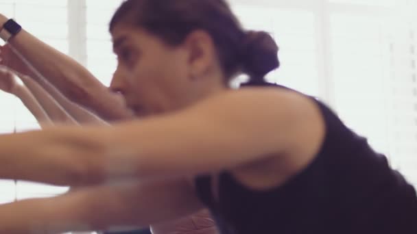 Třída jógy pózuje v zářivě bílém moderním fitness studiu