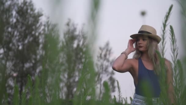 Close Uma Menina Posando Campo Grama Alta — Vídeo de Stock