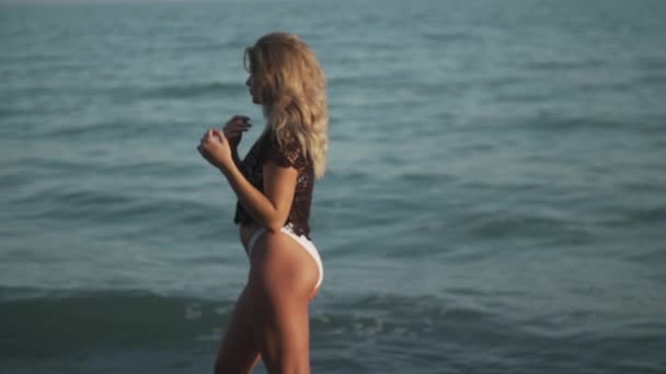 Une Fille Blonde Bikini Blanc Pose Dans Eau Ajuste Ses — Video