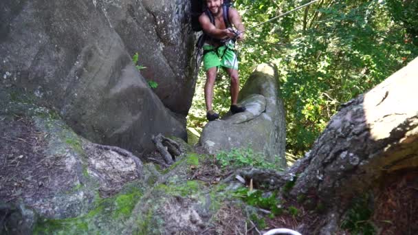 Uomo Che Arrampica Topless Sulla Roccia — Video Stock