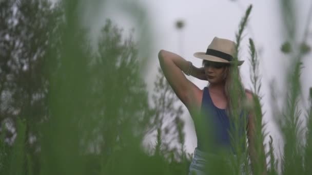 Девушка Позирует Двигает Рукой Замедленной Съемке Поле Высокой Травы — стоковое видео