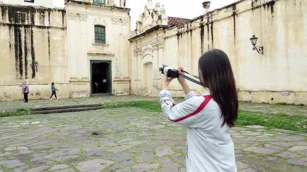 Mujer Top Blanco Tomando Fotografía Convento San Salta Exuberante Cordillera — Vídeo de stock