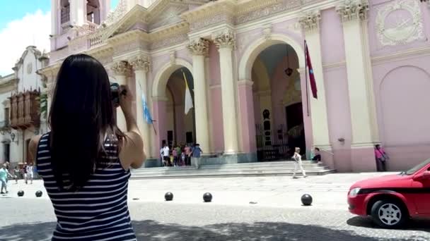 Perempuan Luar Katedral Basilika Salta Mengambil Foto Dengan Kamera Miring — Stok Video