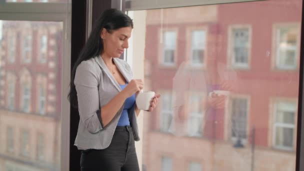 Jeune Femme Attrayante Avec Café Tourne Vers Caméra Les Sourires — Video