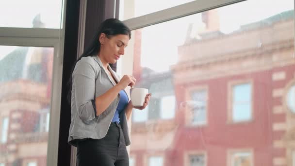 Jeune Jolie Femme Boit Café Par Fenêtre Détend — Video